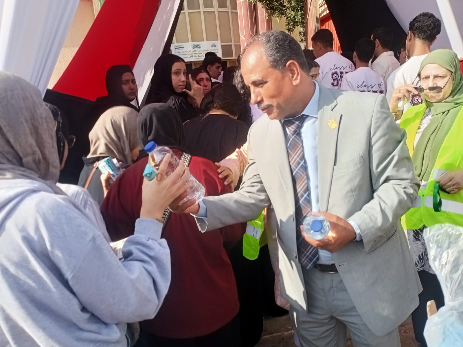 مدير العبور التعليمية يوزع المياه والعصائر على طلا